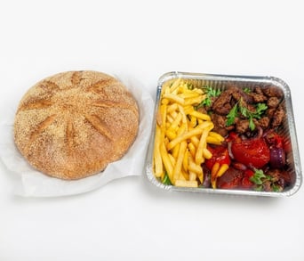 وجبة كفتة مشوية تقدم مع البطاطس المقلية، الخضار المشوية، والخبز المغربي